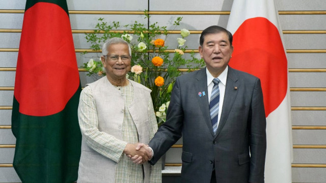 Le conseiller en chef du gouvernement intérimaire du Bangladesh, Muhammad Yunus (G), est accueilli par le Premier ministre japonais, Shigeru Ishiba, avant leur entretien au bureau du Premier ministre à Tokyo, le 30 mai 2025.