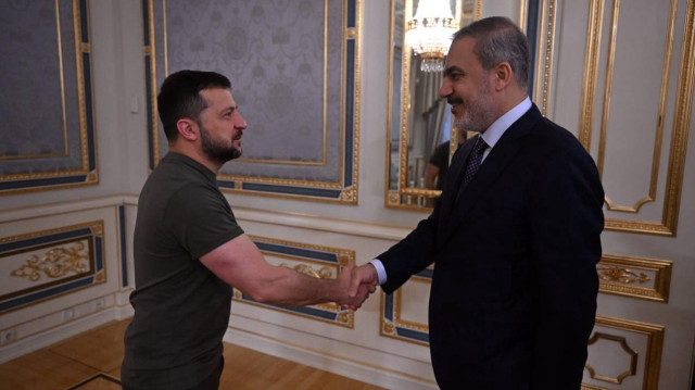 وزير الخارجية التركي يلتقي زيلينسكي في كييف