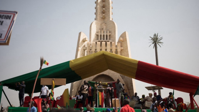 Adama Diarra, surnommé "Ben le Cerveau", harangue la foule depuis le Monument de l'Indépendance, lors d'une manifestation organisée par la plateforme panafricaine Yerewolo pour célébrer l'annonce par la France du retrait de ses troupes du Mali, à Bamako, le 19 février 2022.