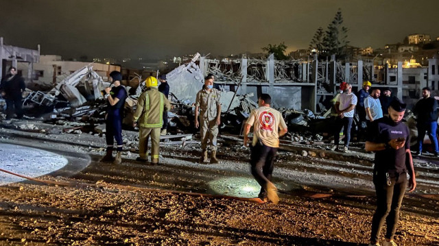 Des pompiers et des secouristes se rassemblent sur les lieux d'une frappe aérienne israélienne qui a visé un bâtiment dans la ville de Toul, au sud du Liban, le 22 mai 2025.