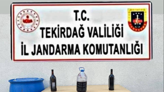 Tekirdağ'da, jandarmanın 3 farklı ilçede yaptığı operasyonlarda kaçak içki, tütün mamulleri ve ruhsatsız silah ele geçirildi.