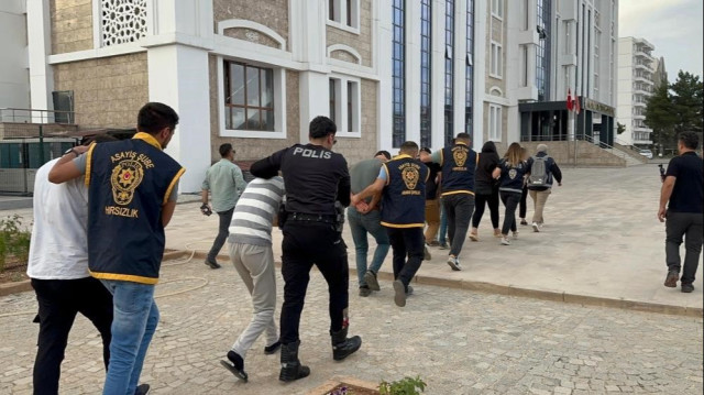 Adıyaman İl Emniyet Müdürlüğü tarafından yapılan fuhuş operasyonunda gözaltına alınan 7 kişiden 3'ü mahkemece tutuklandı.