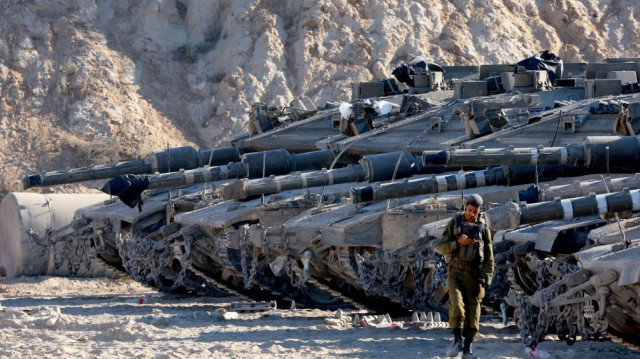 Des chars de l'armée israélienne prennent position à la frontière entre Israël et la bande de Gaza, le 29 mai 2025, dans le cadre de la guerre entre Israël et le mouvement militant palestinien Hamas.
