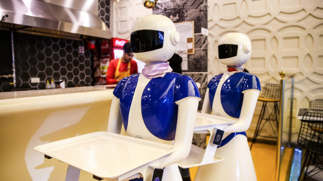 Tahran'da hizmet veren, garsonlar ve animasyon ekibinin robotlardan oluştuğu restoran, teknolojik konseptiyle ziyaretçilerine farklı bir deneyim yaşatıyor.