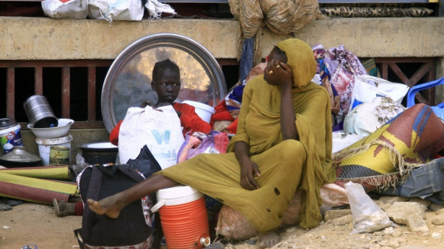 Des Soudanais déplacés sont assis dans un refuge après avoir été évacués par l'armée soudanaise vers une zone plus sûre à Omdurman, le 13 mai 2025, alors que la guerre se poursuit au Soudan.