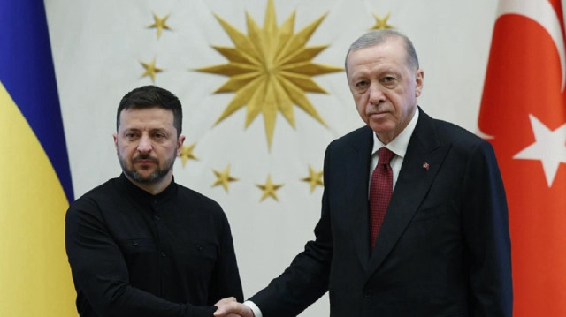 Türkiye's President Recep Tayyip Erdogan (R) and Ukrainian President Volodymyr Zelenskyy (L)