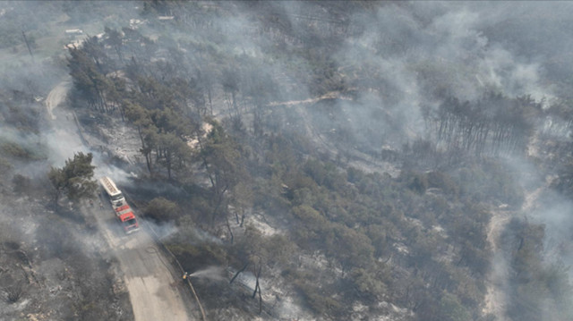 Cette photo diffusée par l'agence de presse arabe syrienne (SANA) montre des pompiers luttant contre des incendies de forêt dans les montagnes turkmènes de la région d'al-Rabiah dans le gouvernorat de Lattaquié, à l'ouest de la Syrie, le 11 mai 2025.