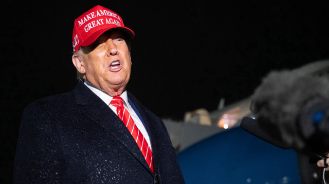 Le président américain Donald Trump s'adresse à la presse sous la pluie après avoir atterri sur Air Force One à la base conjointe Andrews dans le Maryland, le 30 mai 2025, après s'être rendu en Pennsylvanie pour visiter une usine de US Steel.