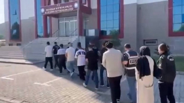 Manisa'nın Akhisar ilçesinde kurulan dolandırıcılık ağı, banka hesapları üzerinden büyük bir vurgun yaptı. "Hesabını ver, kolay yoldan para kazan" vaadiyle kandırılan 19 kişi mağdur oldu. Genç yaşta kurdukları organize suç ağıyla birçok kişiyi dolandıran şüphelilere yönelik operasyon polis kamerasına da yansıdı.