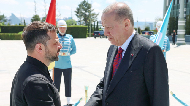Cette photo prise et diffusée par le service de presse de la présidence turque le 15 mai 2025 montre le président turc Recep Tayyip Erdogan (à droite) accueillant le président ukrainien Volodymyr Zelensky à son arrivée au complexe présidentiel d'Ankara.
