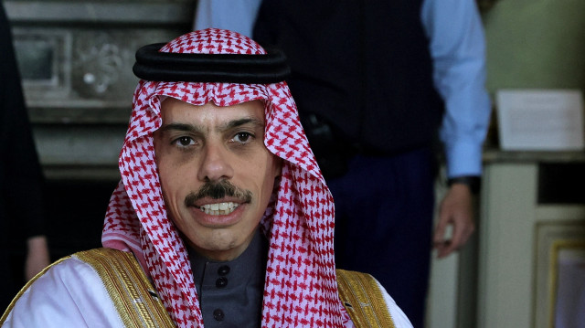 Le ministre saoudien des Affaires étrangères, le prince Faisal bin Farhan al-Saud, réagit lors d'une réunion avec le ministre français de l'Europe et des Affaires étrangères et ses homologues jordanien et égyptien au Quai d'Orsay, au ministère français des Affaires étrangères, à Paris, le 23 mai 2025. Le chef de la diplomatie française, Jean-Noël Barrot, rencontre ses homologues d'Arabie saoudite, de Jordanie et d'Égypte le 23 mai 2025 pour préparer une prochaine conférence à New York sur une solution à deux États au conflit israélo-palestinien.