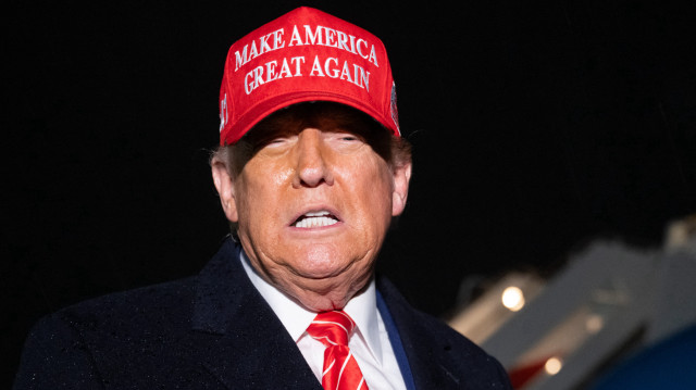 Le président américain Donald Trump s'adresse à la presse sous la pluie après avoir atterri sur Air Force One à la base conjointe Andrews dans le Maryland, le 30 mai 2025, après s'être rendu en Pennsylvanie pour visiter une usine de US Steel.
