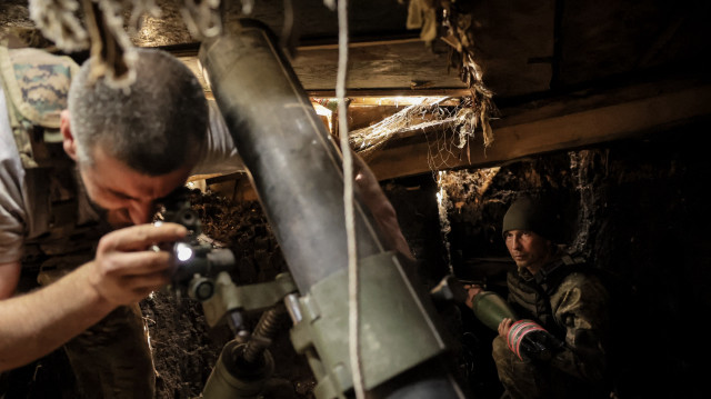 Cette photo prise le 27 mai 2025 et diffusée par le service de presse de la 24e brigade mécanisée des forces armées ukrainiennes le 29 mai 2025 montre des militaires ukrainiens de la 24e brigade mécanisée s'apprêtant à tirer un mortier en direction des positions russes, à la périphérie de Chasiv Yar, dans la région de Donetsk, dans le cadre de l'invasion russe de l'Ukraine.