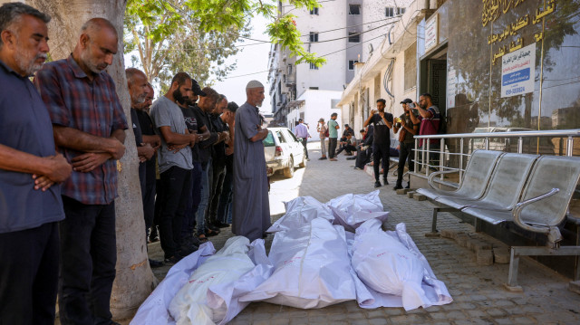 Des personnes en deuil prient devant les corps des membres d'une famille tués lors des frappes israéliennes de la nuit, à l'hôpital Al-Shifa dans la ville de Gaza, le 30 mai 2025, dans le cadre de la guerre entre Israël et le mouvement militant palestinien Hamas. Le ministre israélien de la sécurité nationale, Itamar Ben Gvir, a déclaré le 30 mai qu'il était temps d'utiliser "toute la force" à Gaza, après que le Hamas a déclaré qu'une nouvelle proposition de trêve soutenue par les États-Unis ne répondait pas à ses exigences.