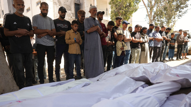 Des personnes en deuil prient devant les corps des personnes tuées lors des frappes israéliennes de la nuit, à l'hôpital Al-Shifa dans la ville de Gaza, le 30 mai 2025, dans le cadre de la guerre entre Israël et le mouvement militant palestinien Hamas. Le ministre israélien de la sécurité nationale, Itamar Ben Gvir, a déclaré le 30 mai qu'il était temps d'utiliser "toute la force" à Gaza, après que le Hamas a déclaré qu'une nouvelle proposition de trêve soutenue par les États-Unis ne répondait pas à ses exigences.