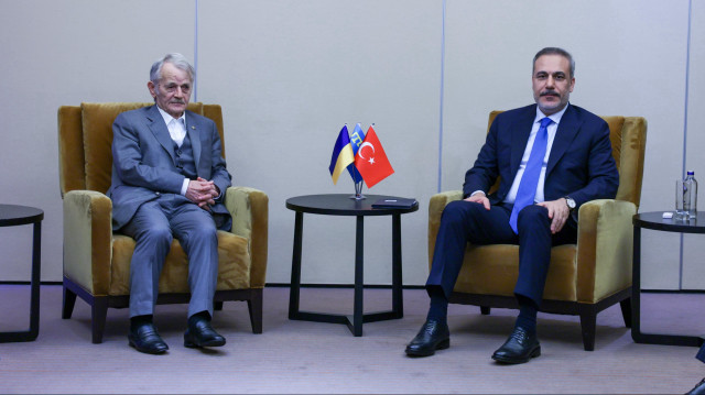 Le ministre turc des Affaires étrangères Hakan Fidan a reçu Mustafa Kırımoğlu, chef national des Turcs tatars de Crimée et membre du Parlement ukrainien, et Refat Çubarov, président du Mejlis du peuple tatar de Crimée, ainsi que sa délégation à l'ambassade de Türkiye à Kiev.
