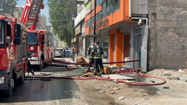 Adana'da yastık imalathanesinde yangın, 3'üncü katın penceresinden atlayan 2 işçi yaralandı
