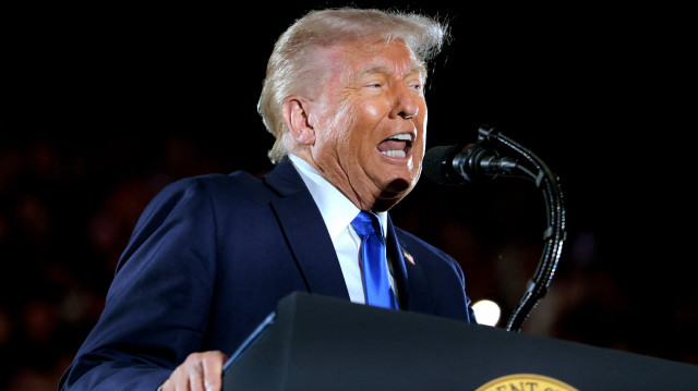 Le président des États-Unis Donald Trump prononce un discours devant les étudiants diplômés au Coleman Coliseum de l'université de l'Alabama le 01 mai 2025 à Tuscaloosa, Alabama. L'allocution de M. Trump intervient la veille de la cérémonie de remise des diplômes.