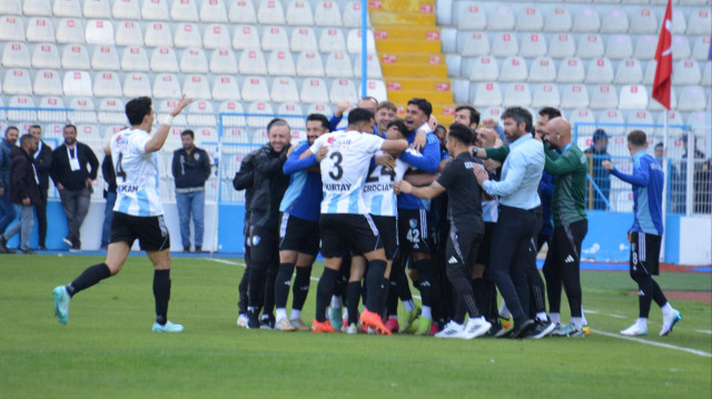 Erzurumsporlu oyuncuların gol sevinci.