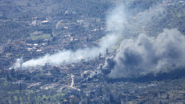 Une photo prise dans la région de Marjayoun, au sud du Liban, montre de la fumée s'élevant des bâtiments du village de Kfar Kila, au sud du Liban, lors d'une opération de l'armée israélienne dans le village, le 15 février 2025.
