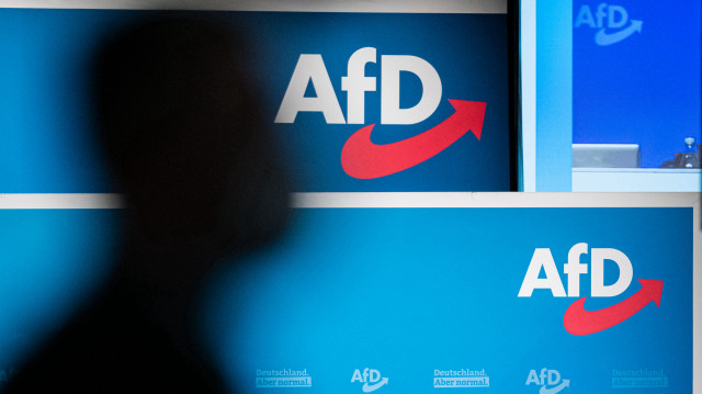Le logo de l'AfD est visible à l'arrivée des délégués lors du deuxième jour du congrès du parti d'extrême droite Alternative pour l'Allemagne (AfD - Alternative fuer Deutschland) à Dresde, dans l'est de l'Allemagne, le 11 avril 2021. Le 2 mai 2025, l'Office fédéral allemand de protection de la Constitution a classé l'ensemble de l'AfD dans la catégorie des "groupes d'extrême droite confirmés". La raison en est le "caractère extrémiste du parti dans son ensemble, qui méprise la dignité humaine", a déclaré l'Office fédéral.