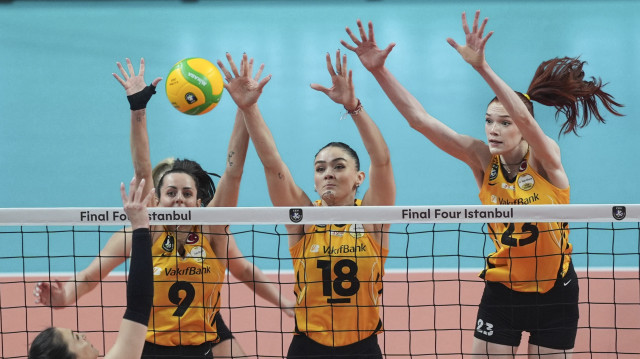CEV Kadınlar Şampiyonlar Ligi Dörtlü Final organizasyonu üçüncülük maçında Numia Vero Volley ile VakıfBank takımları Ülker Spor ve Etkinlik Salonu'nda karşılaştı. Bir pozisyonda Numia Vero Volley oyuncusu Helena Cazaute (1) ile VakıfBank oyuncusu Zehra Güneş (18) mücadele etti.
