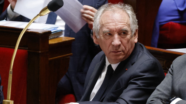 Le Premier ministre français François Bayrou regarde la séance de questions au gouvernement à l'Assemblée nationale française à Paris, le 29 avril 2025.
