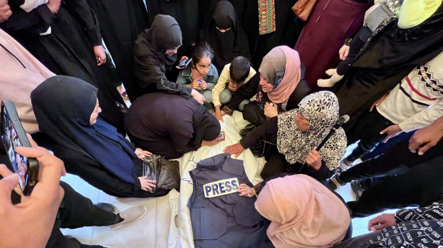 Des proches du journaliste Ahmed Mansur au complexe médical Nasser à Khan Yunis, dans le sud de la bande de Gaza, le 8 avril 2025. "Ahmed Mansur, journaliste de l'agence de presse Palestine Today, a été tué lors d'un bombardement par l'occupant (Israël) d'une tente abritant des journalistes" dans le sud de la bande de Gaza le 7 avril, a déclaré l'agence de presse dans un communiqué. 