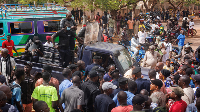 Des policiers maliens s'engagent dans la foule alors que des manifestants pro-junte se rassemblent et que des partis politiques opposés protestent contre la dissolution potentielle par les autorités militaires du Mali devant le Palais de la Culture Amadou Hampate à Bamako le 3 mai 2025. Des centaines de personnes se sont rassemblées le 3 mai 2025 à Bamako, à l'appel d'une large coalition de partis politiques qui craignent leur dissolution imminente par les autorités militaires. Cette manifestation, l'une des plus visibles depuis l'arrivée au pouvoir du colonel Assimi Goita, s'est déroulée dans un climat de répression et de risque de représailles.
