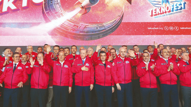 Erdoğan, KKTC Cumhurbaşkanı Tatar, TBMM Başkanı Kurtulmuş ve T3 Vakfı Başkanı
Selçuk Bayraktar, eski Ercan Havalimanı’nda TEKNOFEST’in ödül törenine katıldı.
