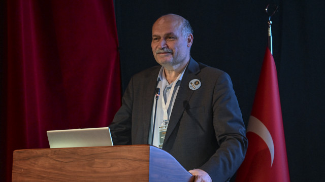 Le panel "L'Afrique et les solutions africaines aux défis contemporains" a été organisé par la Plateforme de la pensée africaine sur le campus Sütlüce de l'Université de Commerce d'Istanbul. Ahmet Kavas, directeur du Centre d'application et de recherche sur les pays voisins et périphériques de l'Université de commerce d'Istanbul, a prononcé un discours à cette occasion.