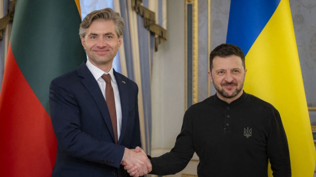 Cette photo prise et diffusée par le service de presse présidentiel ukrainien le 1er avril 2025 montre le président ukrainien Volodymyr Zelensky (à droite) et le ministre lituanien des Affaires étrangères Kestutis Budrys se serrant la main lors de leur rencontre à Kiev, dans le contexte de l'invasion russe de l'Ukraine.