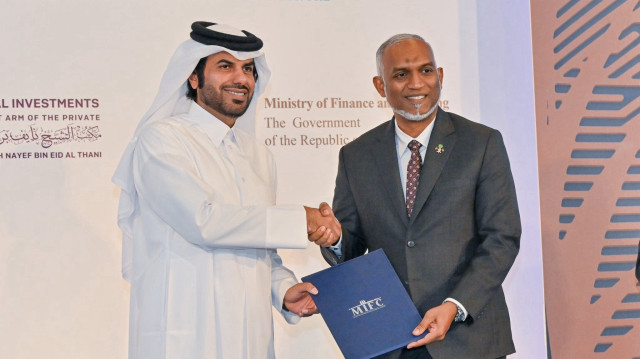 L’émir qatari Nayef Bin Eid Al Thani gérant de MBS Global Investments, une société basée à Dubaï et le Président des Maldives, Mohamed Muizzu.