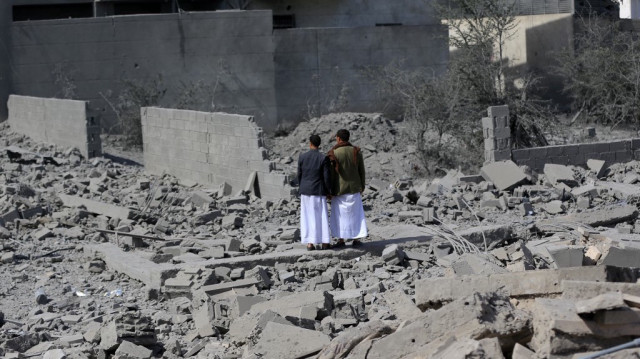 Des personnes évaluent les dégâts causés par des frappes nocturnes attribuées par les médias yéménites aux États-Unis, dans la capitale Sanaa contrôlée par les Houthis, le 27 avril 2025, qui auraient tué deux personnes et en auraient blessé plusieurs autres.