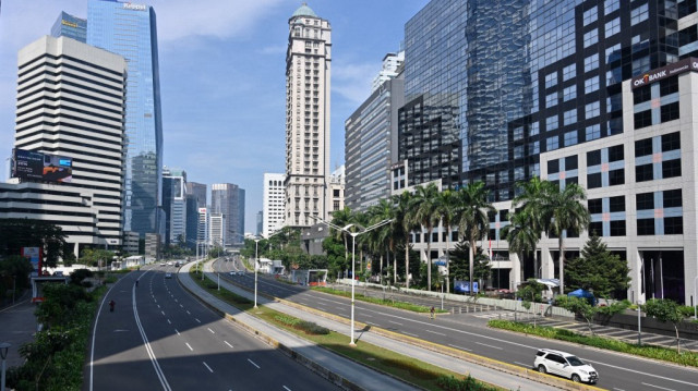 Une vue générale de la rue Sudirman lors d'un bouclage partiel à Jakarta en Indonésie.
