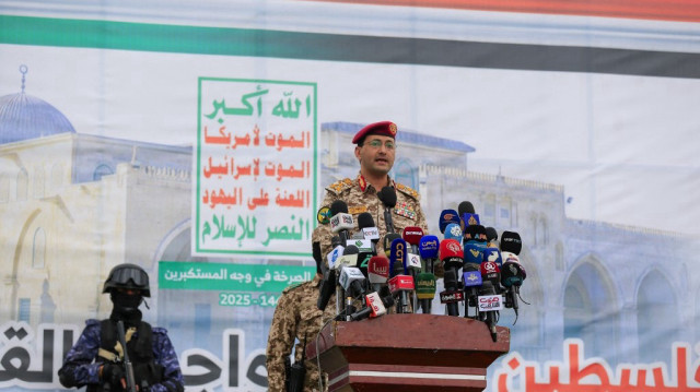 Le porte-parole militaire du groupe Houthi du Yémen, Yahya Saree, prend la parole lors d'un rassemblement de solidarité avec les Palestiniens et la bande de Gaza et de condamnation d'Israël et des États-Unis, dans la capitale Sanaa, le 2 mai 2025.