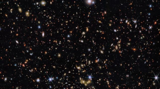 Avrupa Uzay Ajansı (ESA), NASA ve Kanada Uzay Ajansı'nın ortak projesi olan James Webb Uzay Teleskobu (JWST), evrenin derinliklerinden bir görüntü yayımladı. 