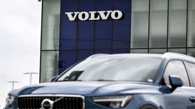 Le constructeur suédois, détenu par le groupe chinois Geely, souffre du ralentissement des ventes de modèles électrifiés et des droits de douane américains.