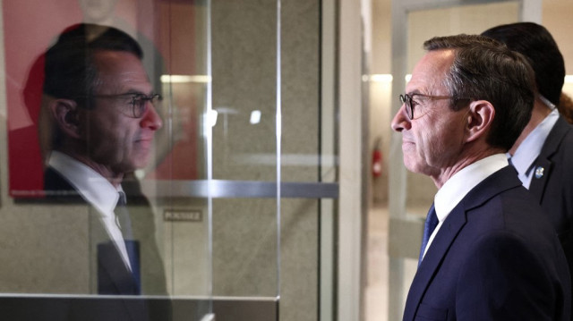 Le ministre français de l'intérieur, Bruno Retailleau, quitte les lieux après avoir présenté les nouvelles directives pour la naturalisation des ressortissants étrangers à la préfecture de Créteil, près de Paris, le 5 mai 2025.