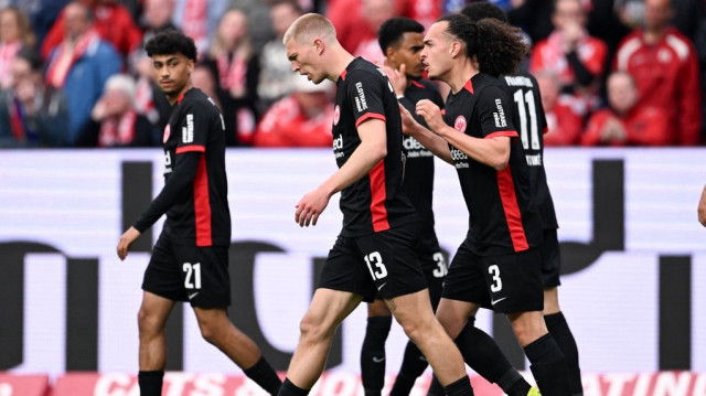 Le défenseur danois de Francfort, Rasmus Kristensen, célèbre l’ouverture du score avec ses coéquipiers lors du match de Bundesliga entre Mayence et l’Eintracht Francfort, disputé à Mayence, dans l’ouest de l’Allemagne, le 4 mai 2025.