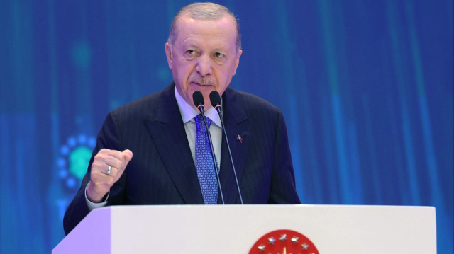 Cumhurbaşkanı Erdoğan, KKTC dönüşü uçakta, aralarında Yeni Şafak Yazarı İbrahim Karagül'ün de olduğu gazetecilerin sorularını cevapladı.