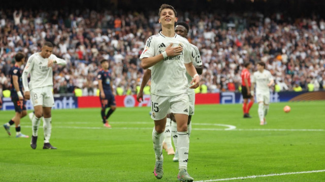 Le milieu de terrain turc du Real Madrid, Arda Güler, célèbre l’ouverture du score lors du match de Liga entre le Real Madrid CF et le RC Celta de Vigo, au stade Santiago Bernabéu à Madrid, le 4 mai 2025.