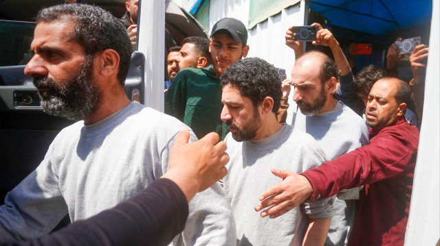 les détenus ont été transférés depuis la prison de Sde Teiman, située dans le sud d’Israël, vers l’hôpital des Martyrs d’Al-Aqsa, à Deir al-Balah, dans le centre de la bande de Gaza.