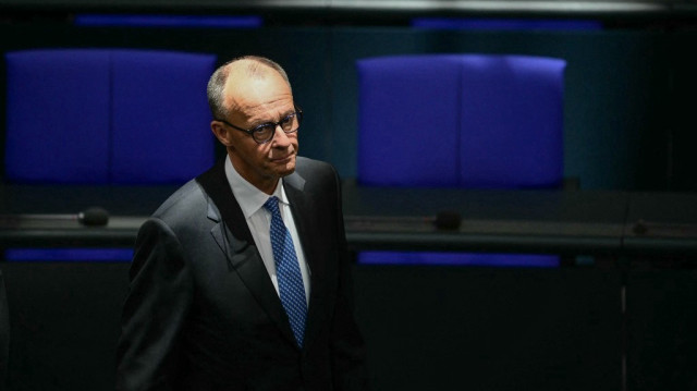 Le chef de l'Union chrétienne-démocrate (CDU) et chancelier désigné Friedrich Merz regarde la séance au Bundestag (chambre basse du parlement) à Berlin le 6 mai 2025 avant un vote pour élire le prochain chancelier du pays.