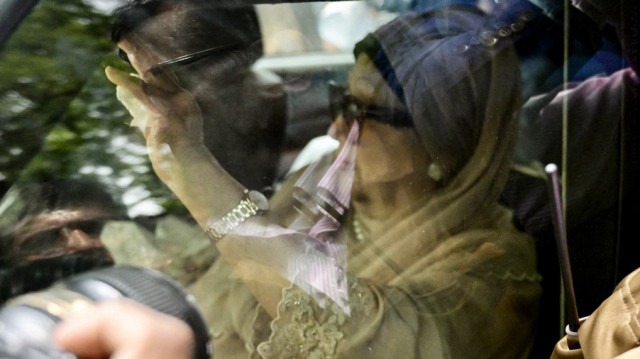 Khaleda Zia, ancienne première ministre du Bangladesh et dirigeante du Parti national du Bangladesh (BNP), fait un geste à son arrivée à Dhaka le 6 mai 2025.