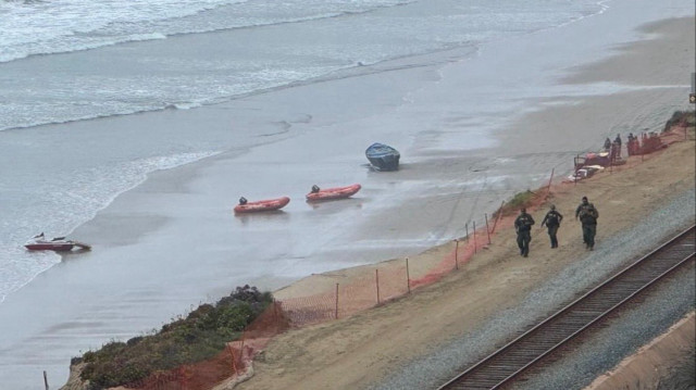 Les autorités inspectent la zone où un bateau présumé transporter des migrants a coulé à San Diego, le 5 mai 2025.