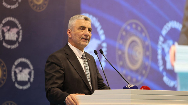 Ticaret Bakanı Bolat, Türkiye'nin e-ticaret hacmini açıkladı. 2024 itibarıyla Türkiye’de e-ticaret hacmi bir önceki yıla göre yüzde 61.7 oranında artarak 3 trilyon 162 milyon TL oldu.