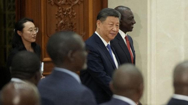 Le président chinois Xi Jinping (C) et le président kenyan William Ruto assistent à une cérémonie de signature au Grand Hall du Peuple à Pékin, le 24 avril 2025.