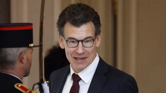 Le ministre français de l'Enseignement supérieur et de la Recherche, Philippe Baptiste, quitte le Palais présidentiel de l'Élysée après la réunion hebdomadaire du conseil des ministres, le 28 avril 2025.