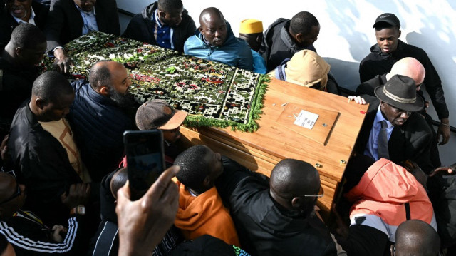 Des fidèles transportent le cercueil d'Aboubakar Cissé hors de la mosquée après une cérémonie à la Grande Mosquée de Paris, le 5 mai 2025.
